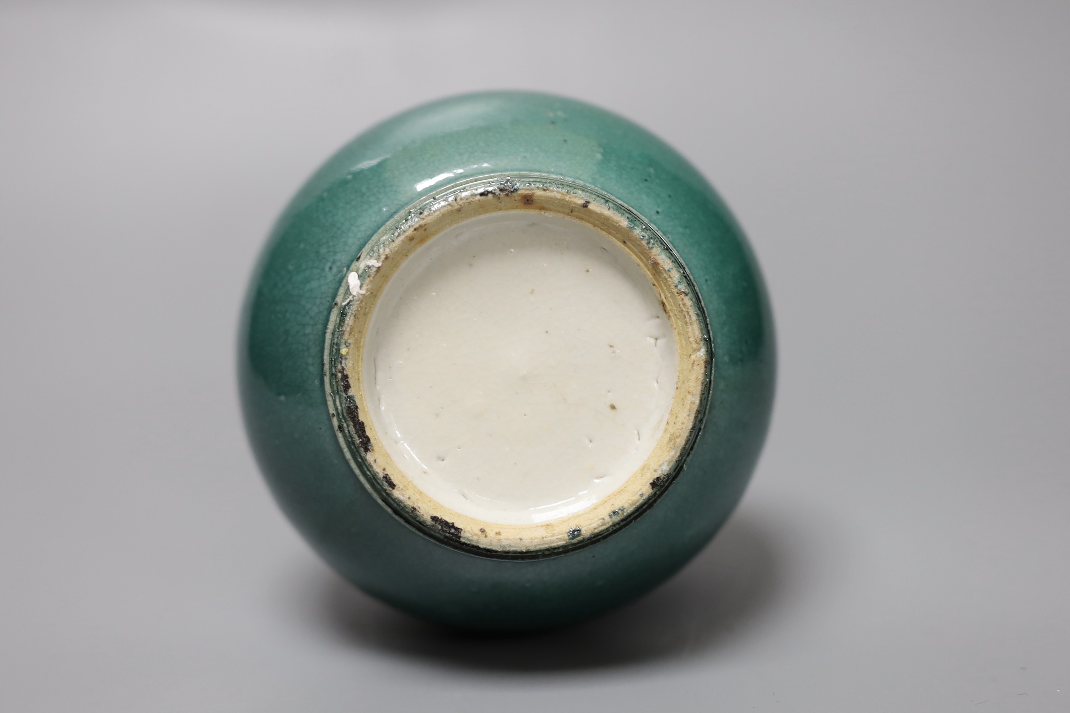 A Chinese green monochrome glazed vase, 19.5cm